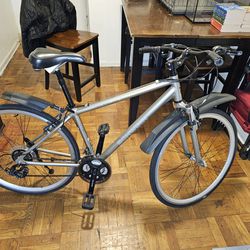 mountain bike, SCHWINN trailway 700C S5984TGE perfect working condition 
21 speed, linear breaks, front suspension
Silver, gray
Aluminum
15IN