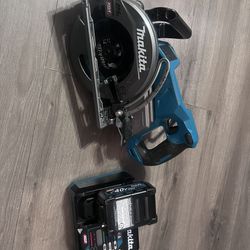 Used Like New Makita 40V Read handle 7- 1/4 circular saw with battery and charger