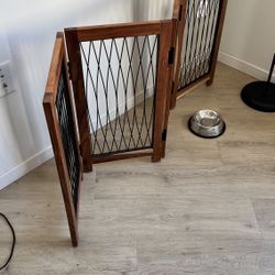Standing mini gate