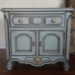 Large Thomasville Nithstand /dresser/end table 