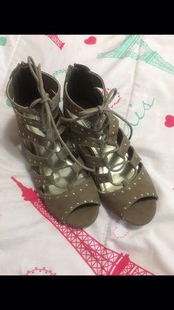 Girl new sandals size 4