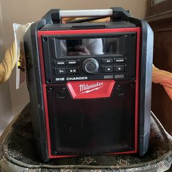 Milwaukee Radio with Battery Pack 