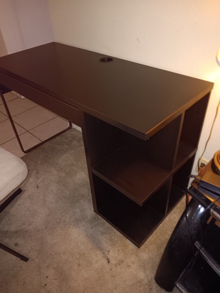 Desk With Shelfs