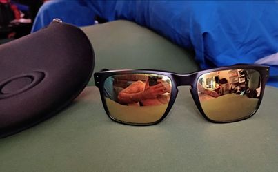 Oakley Holbrook