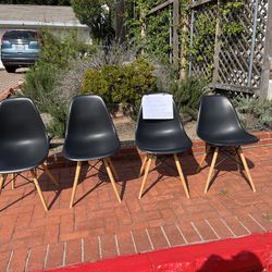 4 Dining chairs for free *need repair*