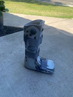 Air cast boot size small