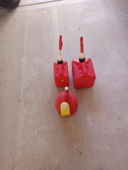 Gasoline Conteiners Used One Is New $12 Dollars For All Three