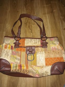 Bonito bolso de mano .