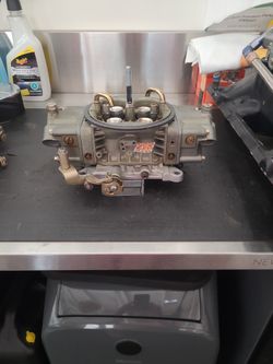 Nine hundred fifty c f m holly carburetor double pumper built by the carb shop