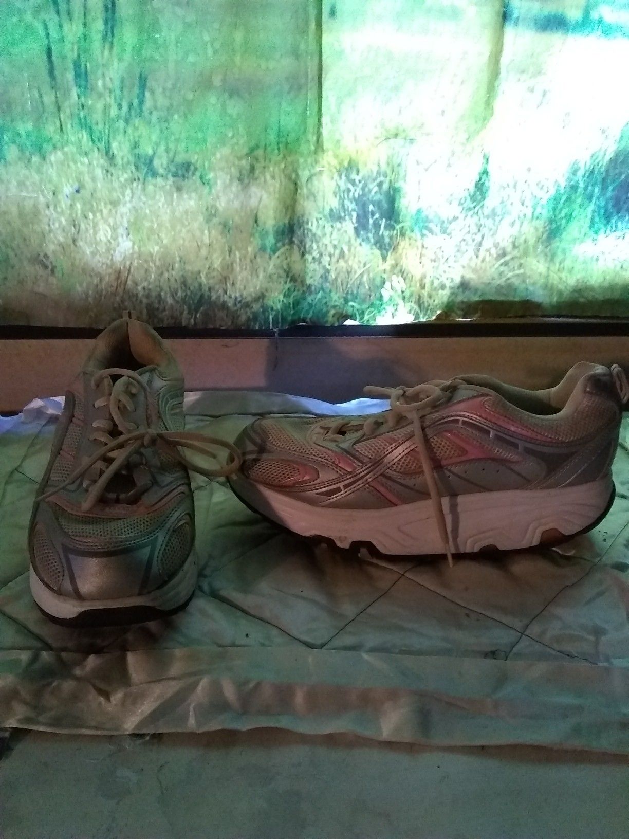 So 9 pink and white shape ups