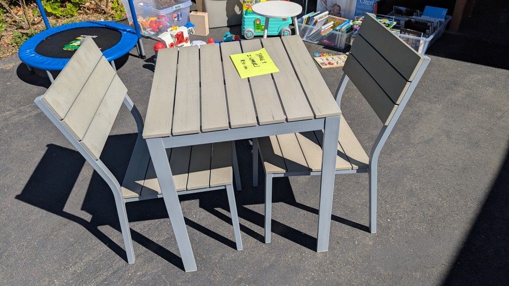 Outdoor Table & Chairs
