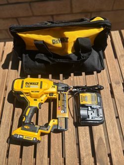 Dewalt Crown Stapler 18GA, Dewalt Tools, Dewalt Battery, Dewalt Charger, Dewalt Stapler, Dewalt Staple gun, Crown Stapler, Crown Staple Gun, Staple Gu
