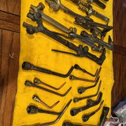 Victor oxy acetylene cutting torches and accessory’s everything works. I have more than in pictures.   Victor torch handle or body $25 each  Victor to