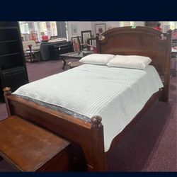🎁BEAUTIFUL SOLID WOOD  QUEEN SIZE BED FRAME🎁