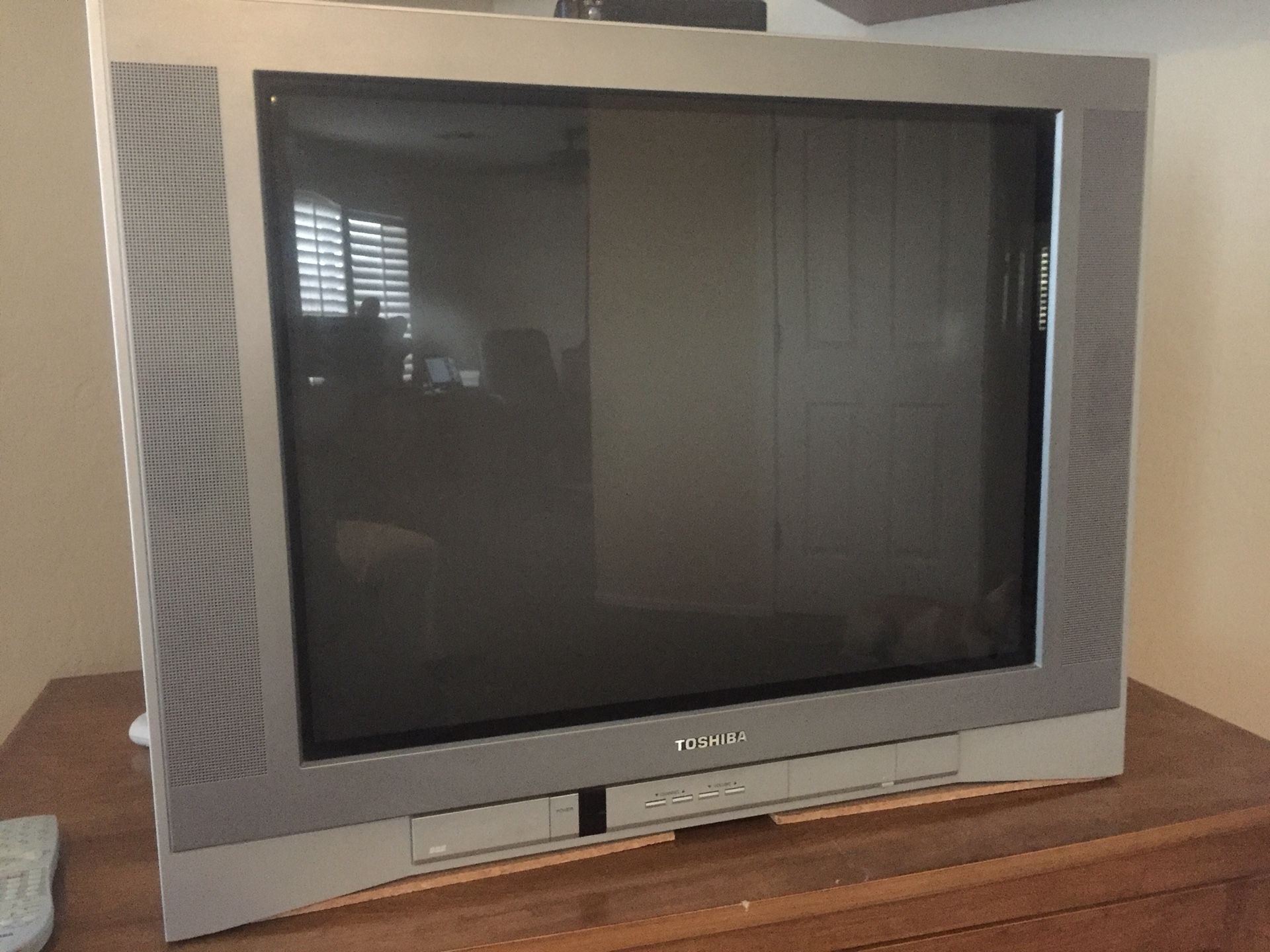 Toshiba 27” Flat Screen CRT TV w/Remote