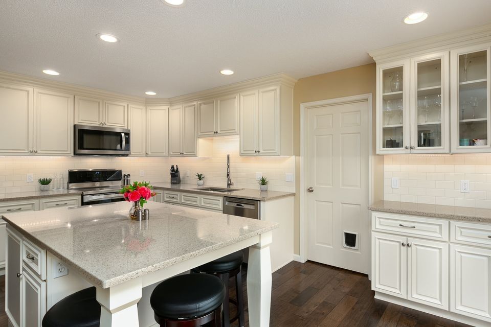 Brand New White Shaker Cabinets w Quartz Countertops (10 X 10 Kitchen)