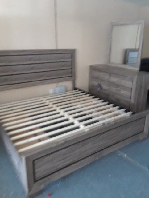 4 Pc Queen Bedroom Set With Queen Bedframe Dresser Mirror Nightstand On Sale Now