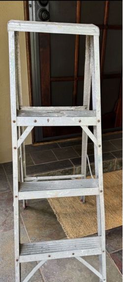 Aluminum  4ft   Step  Ladder.