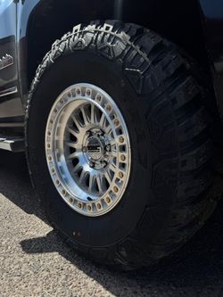 17x9 KMC IMS
35//17 MAXTREK MT 
LEVEL KIT