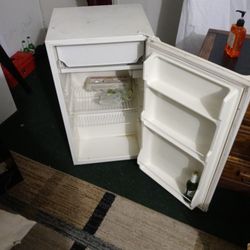 Kenmore 3.9 Cu. Refrigerator 
