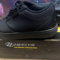 Size 9 Men’s Heelys Original Wheeled Shoes. 