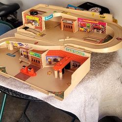VINTAGE  HOT WEELS DISPLAY  MATTEL  1979  LITE LEE USED GOOD SHAPE  WILL DROP OFF IF YOUR CLOSE BUY ONLY 