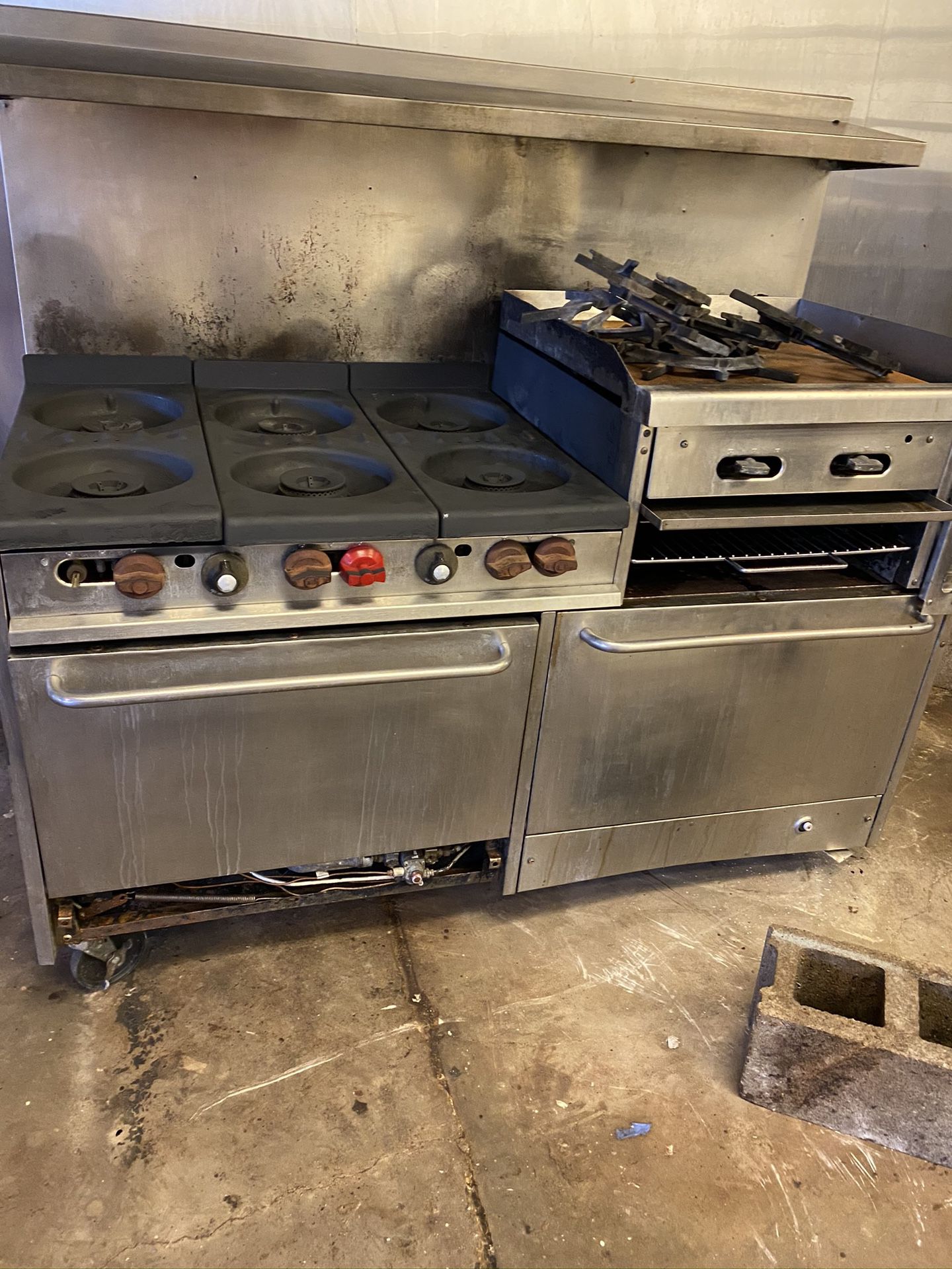 Commercial stove w/ flat top grill attachment