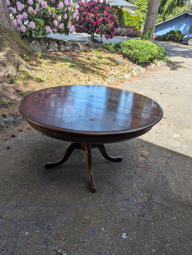 Large Circle/Oval Dining Table With 2 Leafs 