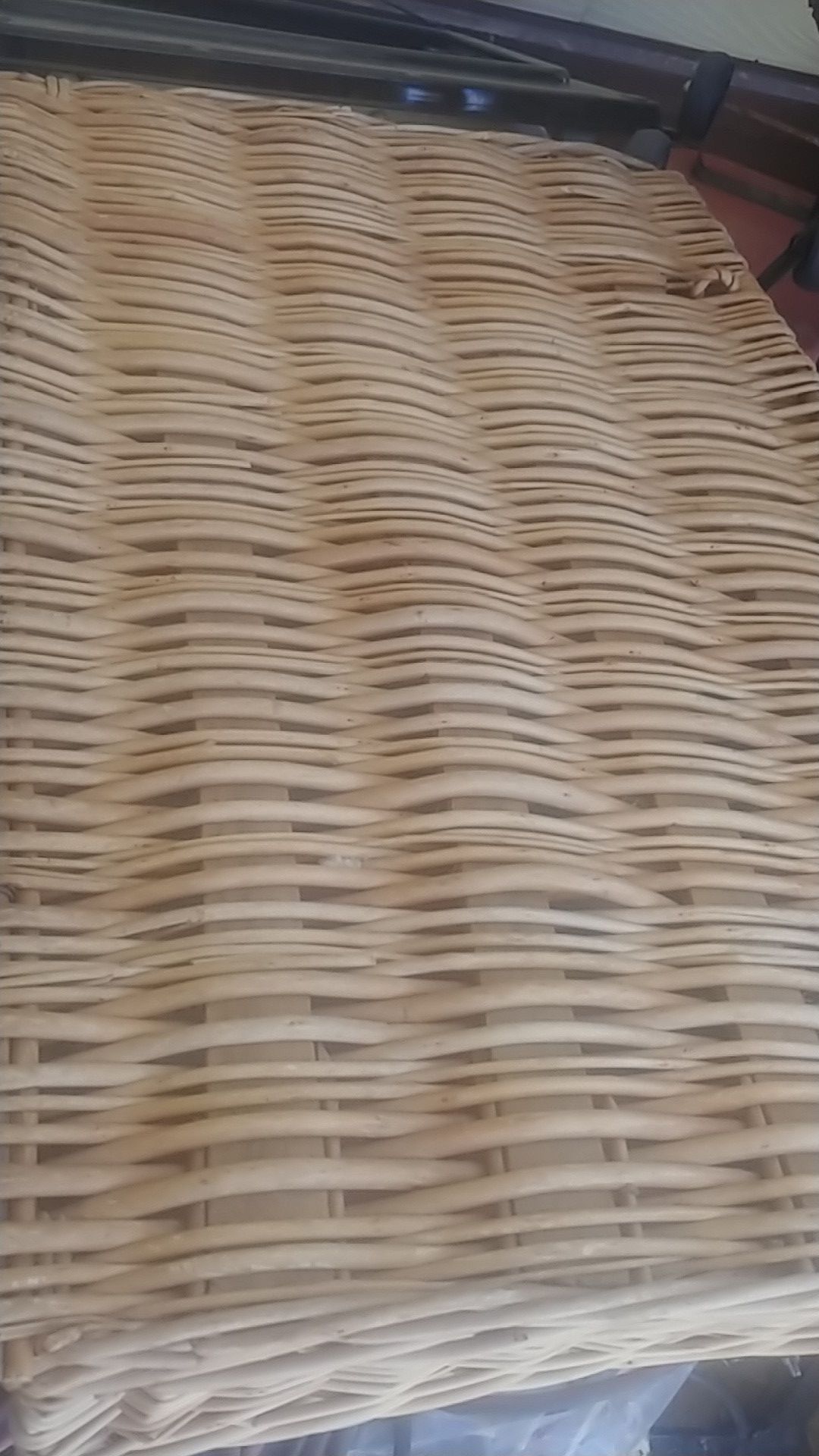 Basket long opens up