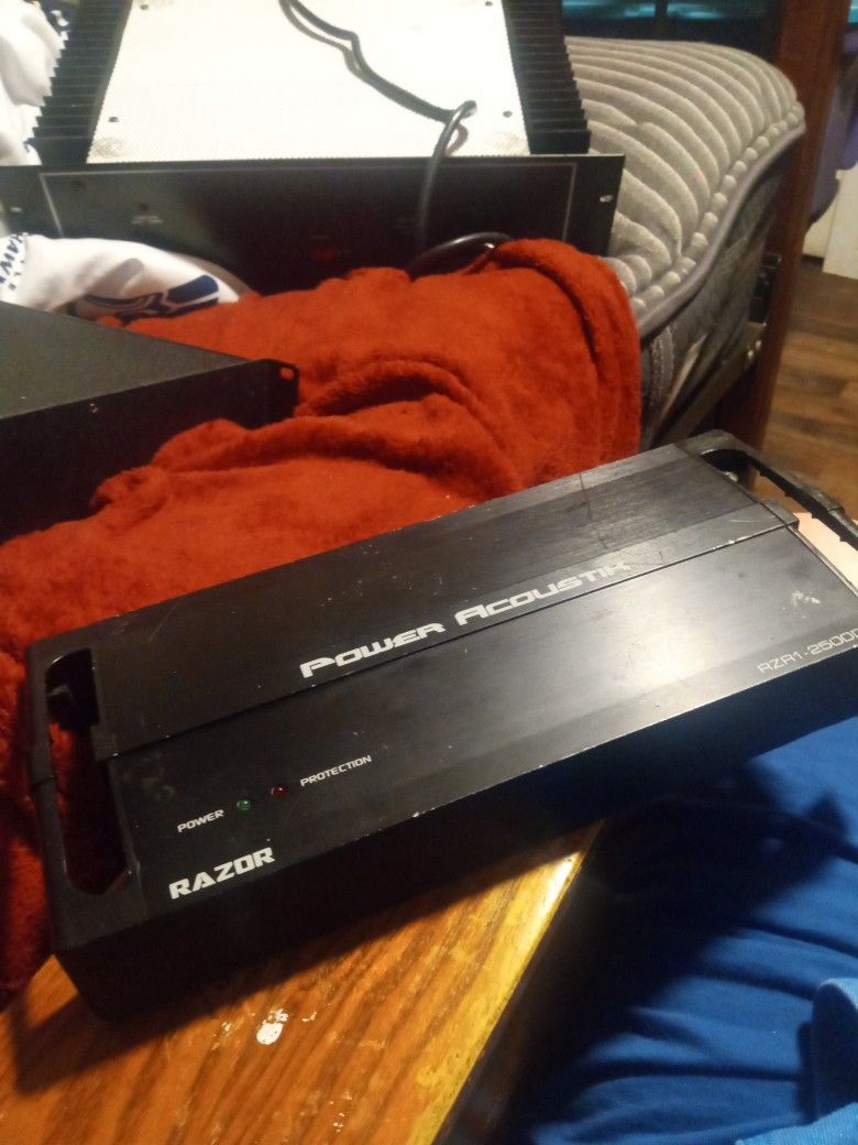 Power Accoustic 2500 Watt Amp Works Good 60 Bucks