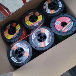 hola mi jente trabajadora aqui tengo rollos de Hilo Para cortar pasto.  son de 3 libras de diferentes colores y disen̈os 