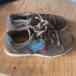 Skechers Size 4 New