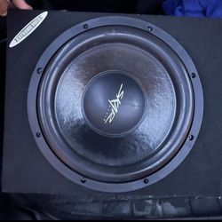 I am Sale It Skar audio 12” Sub With The Box