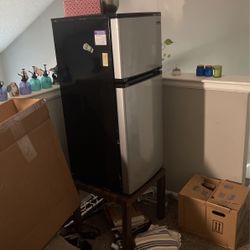 Mini fridge 