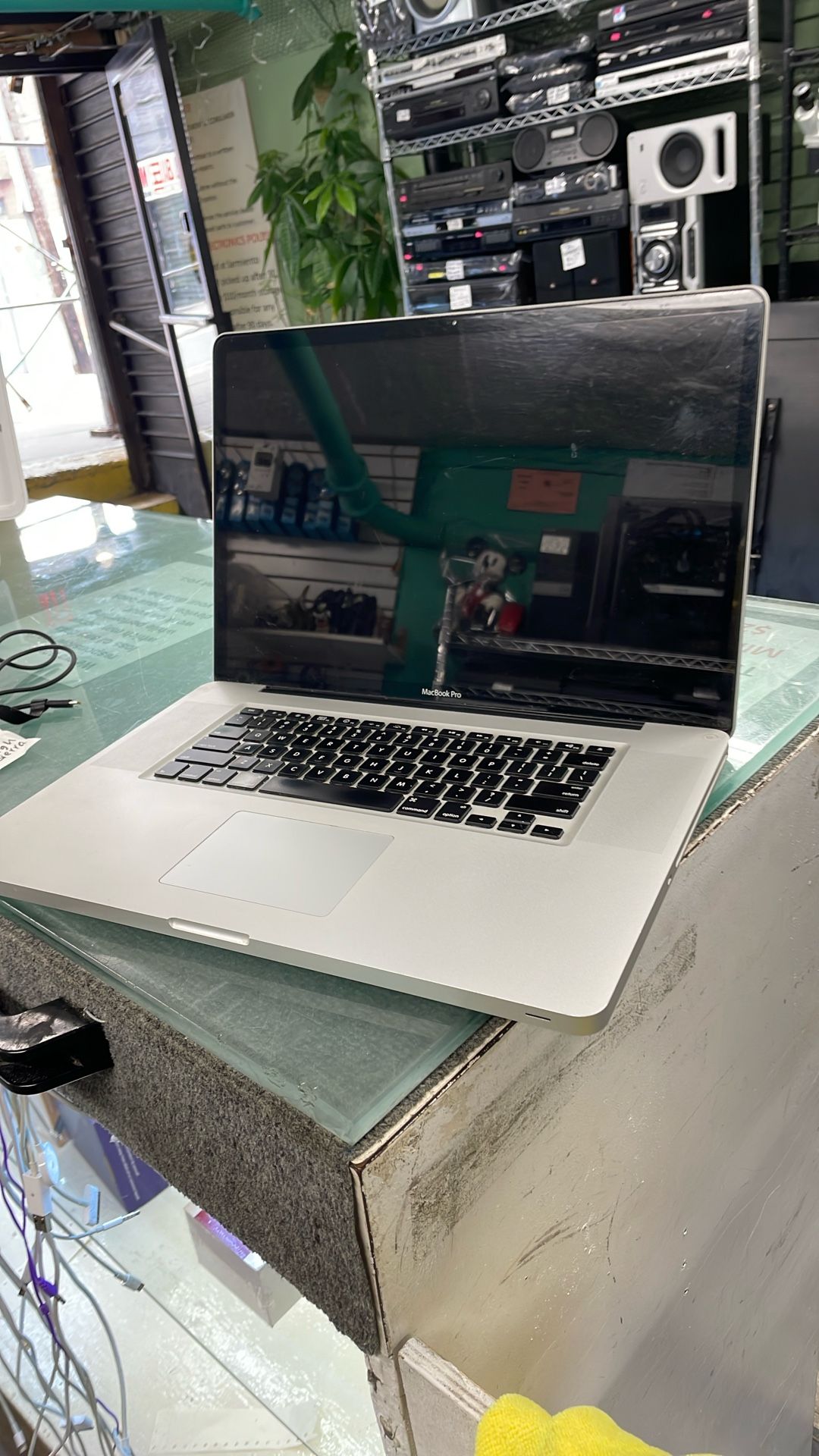 MacBook Pro 17” 2010 I5 8gb 128gb $200