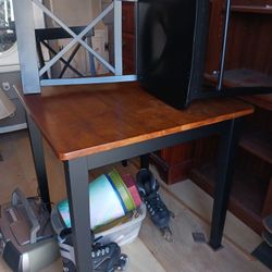 Beautiful Nook Table With 2 Chairs