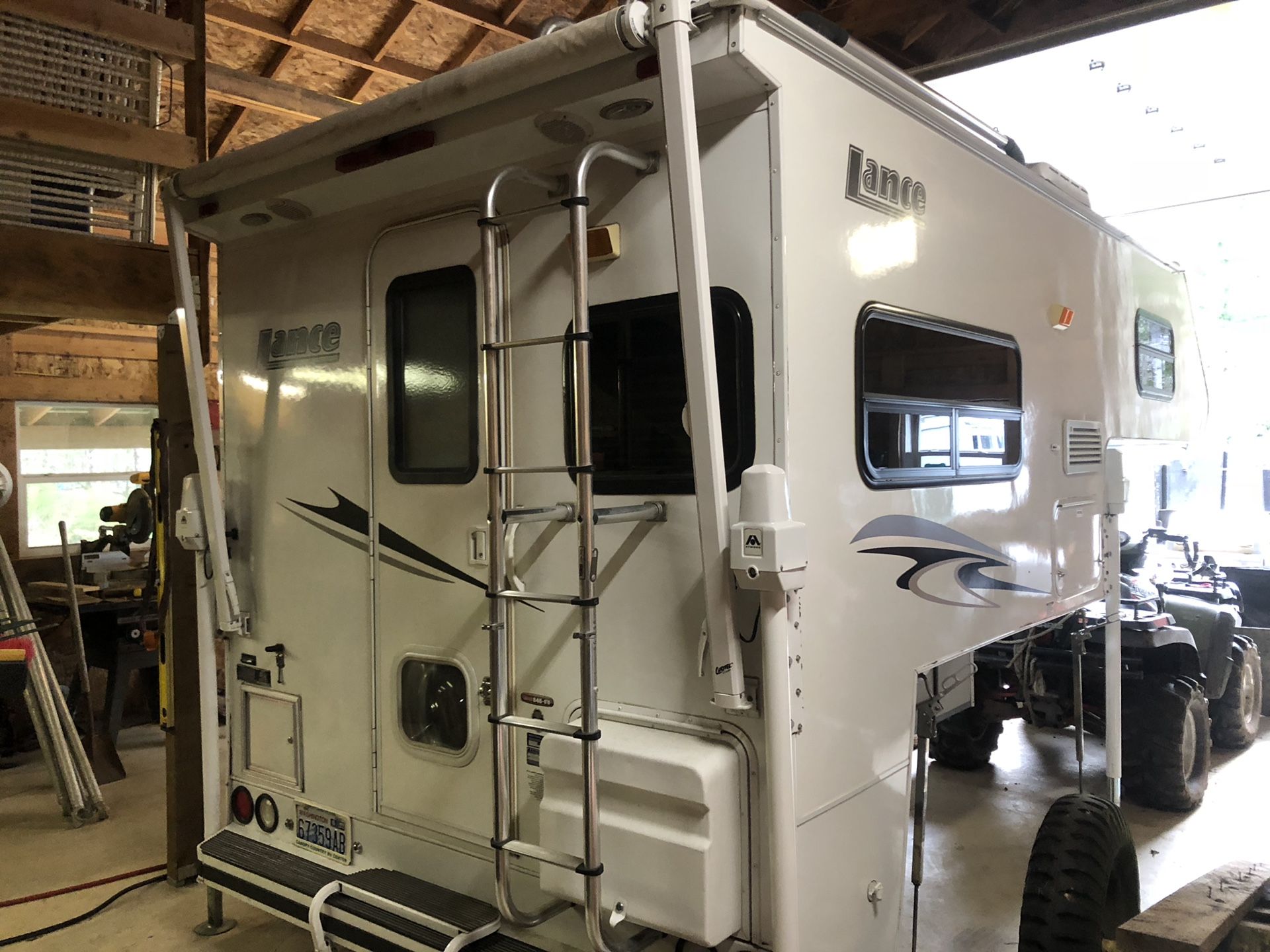 2009 Lance 845 Camper