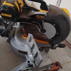DeWalt 12" Miter Saw With Rigid Expandable Workbench Table 