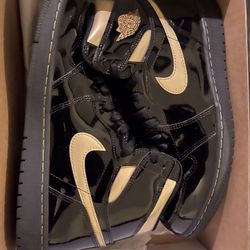 Air Jordan Retro 1 - Black and Gold Hightop 