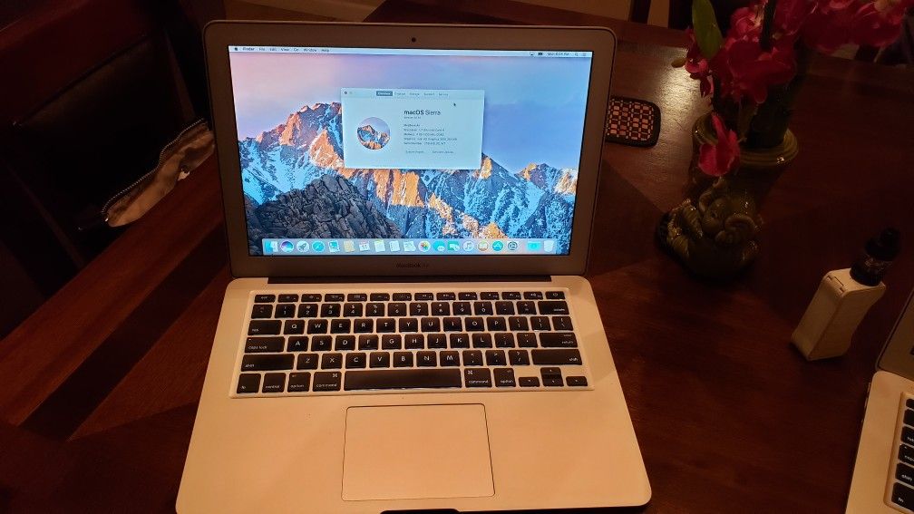 Mid 2011 MacBook Air 13.3" i5 1.7Ghz 4GB RAM 128GB SSD