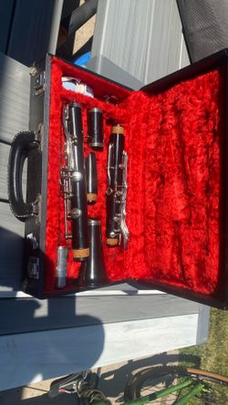  Well kept Clarinet with case = only $40 pickup today 