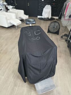 StyleCraft Pro Barber Capes – Black & White Set