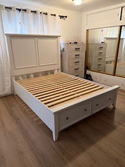 Queen size bed w drawers