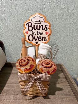 Buns in the Oven gender reveal table centerpieces