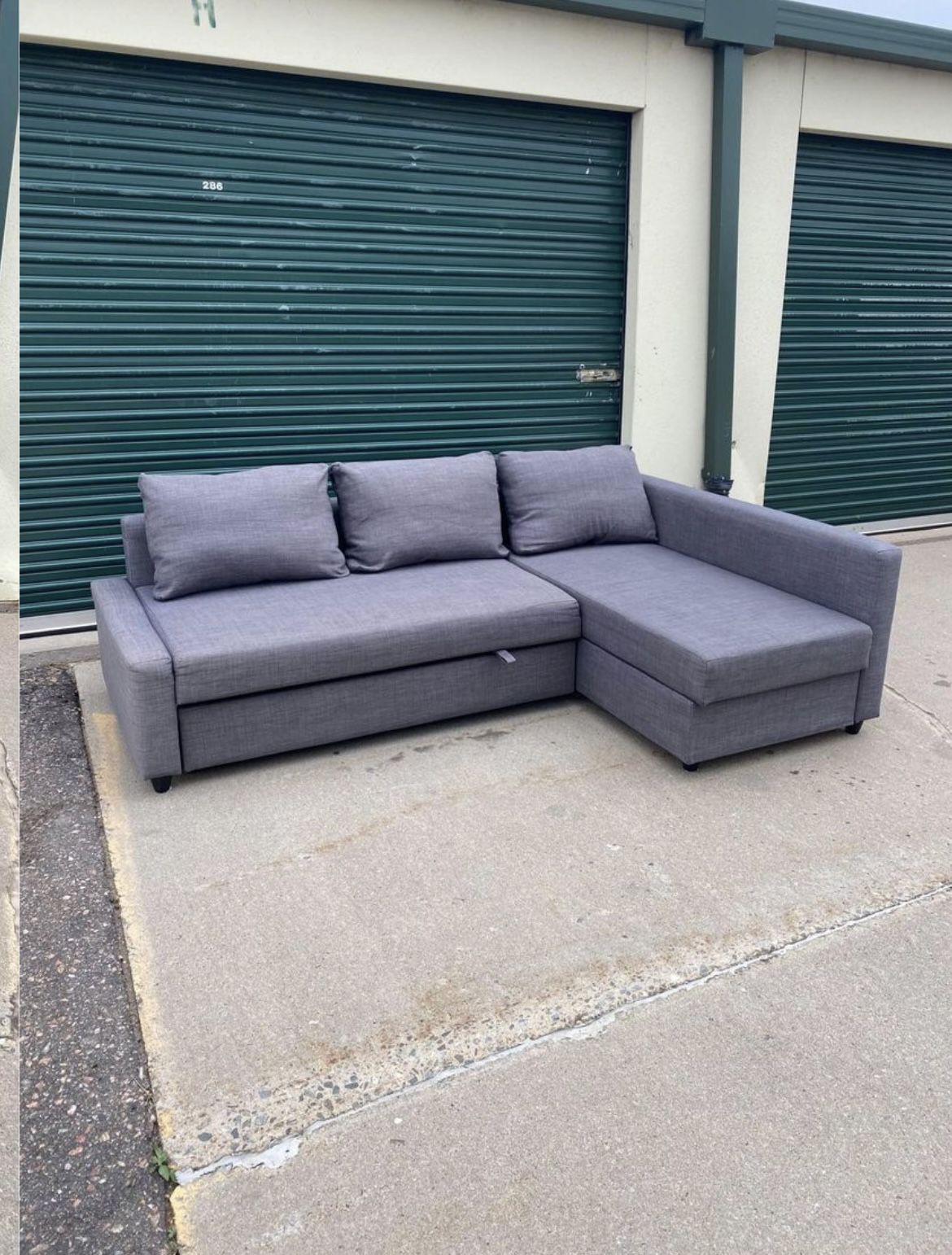 🚚 FREE DELIVERY ! Beautiful Modern L shaped Couch with Storage & Pullout