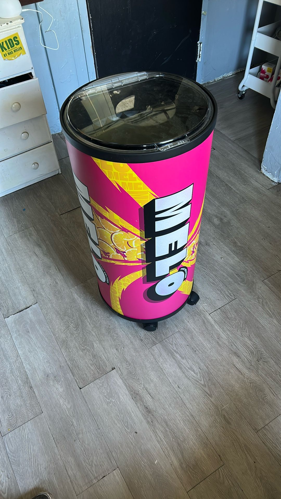 MELO Standing Beverage/Drink Cooler