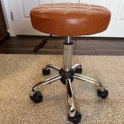 NEW!  CUTE  ROLLING STOOL