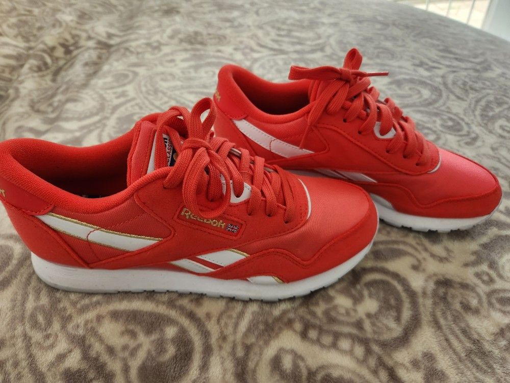 Womens Reebok Size 7