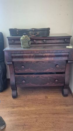Empire dresser
