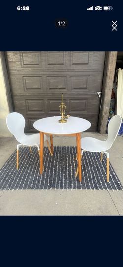 Dining table with 2 chairs like new!